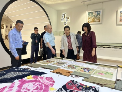 技術(shù)交流促發(fā)展，合作共贏譜新篇——新疆應(yīng)用職業(yè)技術(shù)學院黨委書記陳梅蘭一行來訪我校調(diào)研紡織技術(shù)開發(fā)